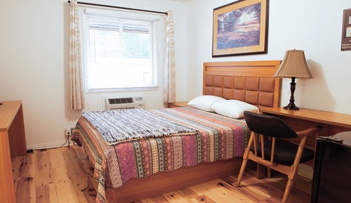 Basic Room, 1 Queen Bed