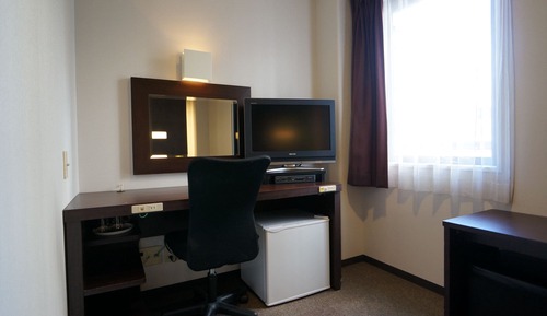 Twin Room, Smoking