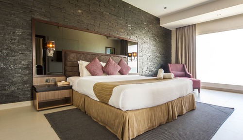 Executive Suite, 1 King Bed, Smoking, Pool View
