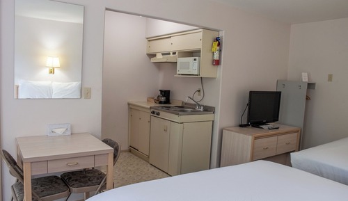 Deluxe 2 Queen Room, Kitchenette