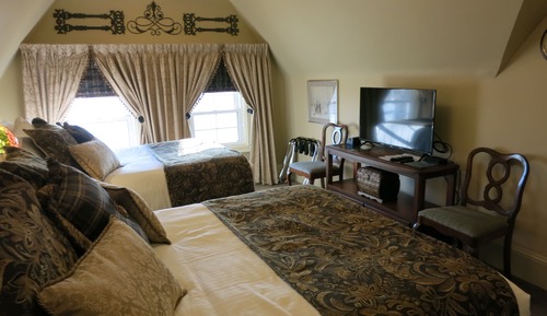 The Grover Suite - Two Double Beds (3rd Floor)