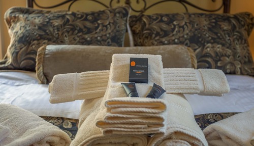 Classic Room, 1 Queen Bed, Private Bathroom