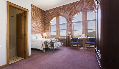 Premium Room, 1 Queen Bed (Top Floor Corner)