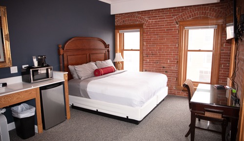 Premium Room, 1 King Bed (corner)