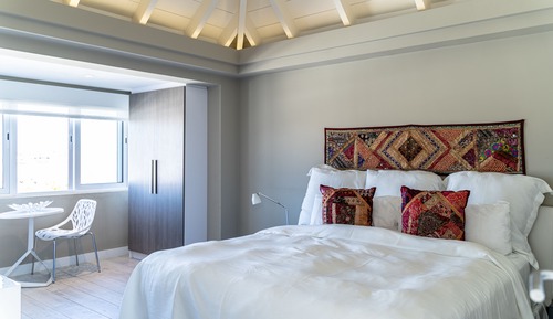Mini-Master Pool View Suite (One King Bed)