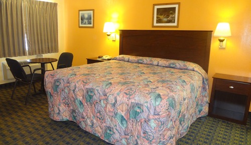 Room, 1 King Bed, Non Smoking - (Free commercial truck parking)