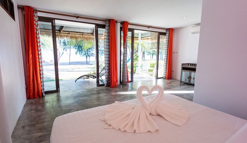 Deluxe Bungalow, 1 King Bed, Patio, Beachfront