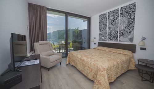 Deluxe Double Room, Lake View, Garden Area