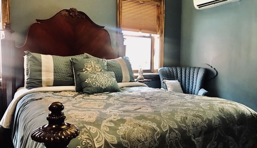 Deluxe Room, 1 Queen Bed, Non Smoking, Refrigerator (Mahler)