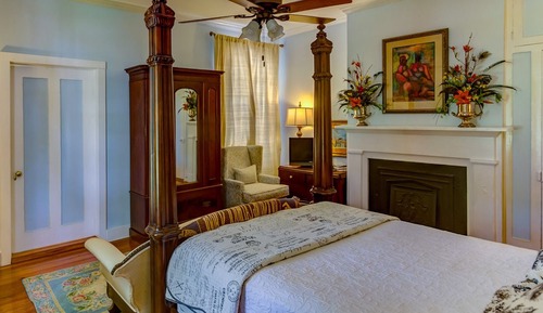 Comfort Room, 1 Queen Bed (Misses Steele's Bedroom)