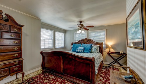 Executive Studio Suite, 1 King Bed (Mae-Mae's Bedroom)