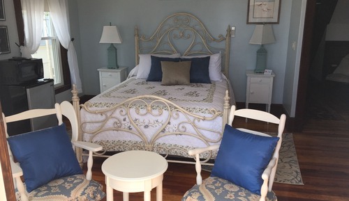 Deluxe Room, 1 Queen Bed, Shared Bathroom, Ocean View