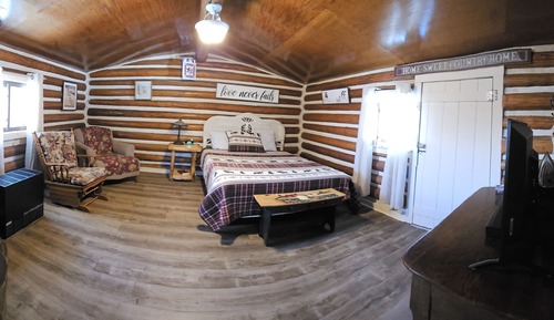 Farmhouse Cabin (Pet Friendly)