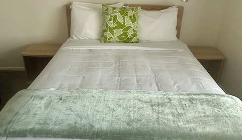 Small Studio with Queen bed