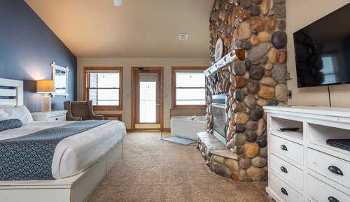 Lakeside Lodge King with Jacuzzi