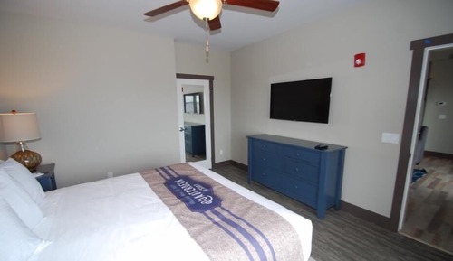 Lakeside Lodge Suite with King