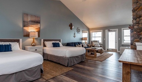 Lakeside Lodge Family Room with Jacuzzi