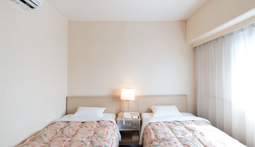 Twin Room, Smoking