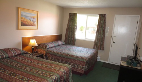 2 Beds Room 1 Queen Bed and 1 Double Bed