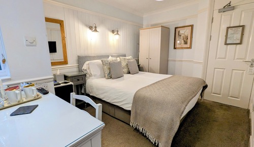 Double Room, Ensuite (Room 4, 2nd Floor, Inland Facing)