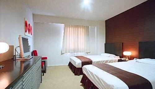 Twin Room, Smoking