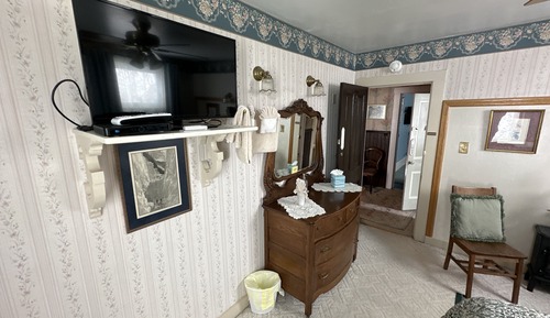 Economy Room, 1 Queen Bed, Shared Bathroom, Mountain View (Room 8)