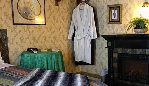 Economy Room, 1 Queen Bed, Shared Bathroom, Mountain View (Room 6)