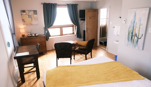 Superior Room, 1 Queen Bed, Private Bathroom, River View