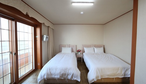 Family Room (25PY, extra person fee over 8 people)