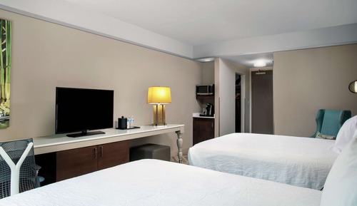 Room, 2 Queen Beds, Accessible, Bathtub