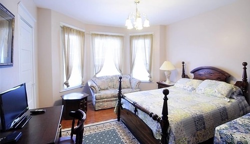 Traditional Suite, 1 Queen Bed, Private Bathroom