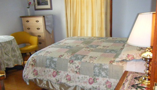 Classic Suite, 1 Queen Bed, Private Bathroom