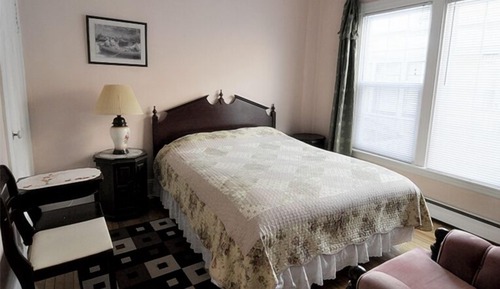 Senior Suite, 1 Queen Bed, Private Bathroom