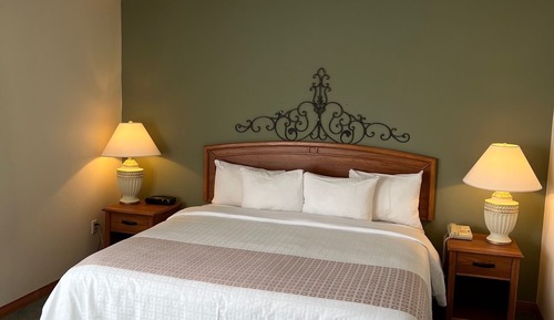 Suite, 1 King Bed with Sofa bed (Maple)