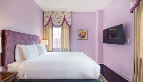 Deluxe Queen Suite
