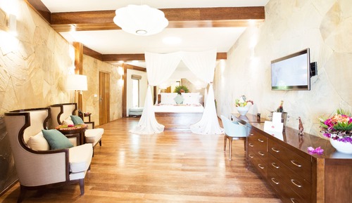 Deluxe Garden Bungalow with Partial Sea View