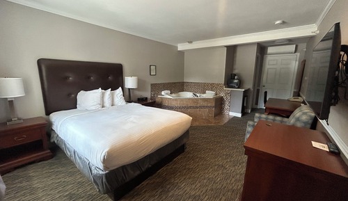 Luxury Suite, 1 Queen Bed, Jacuzzi