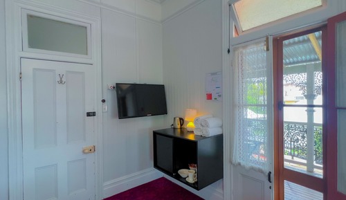 Large Family Room, Shared Bathroom
