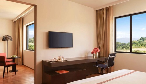 Deluxe Suite, 1 King Bed, Hill View (Allure)