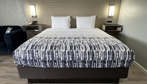 King Suite with Love Sofa