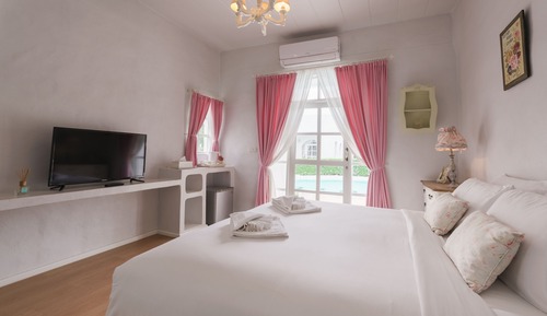 Pool Access (King Bed)