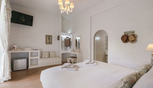 Deluxe Garden View (King Bed)