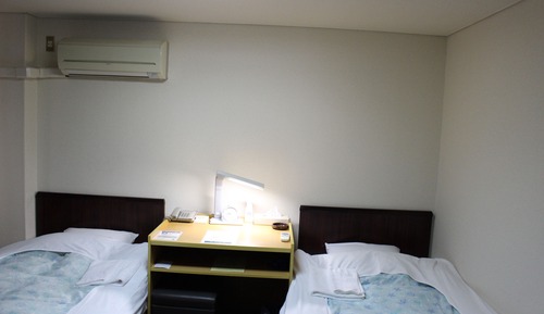 Twin Room, Smoking (A)