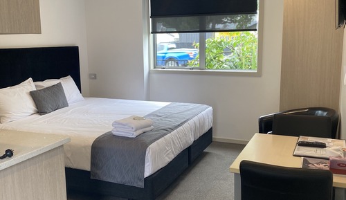 Business Studio, 1 King Bed, Refrigerator & Microwave