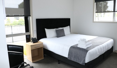 Executive Studio, 1 King Bed, Bathtub, Corner (Roadside View)