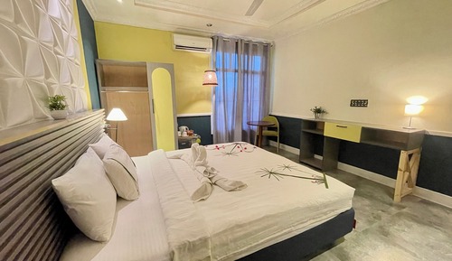 Deluxe Double Room, 1 Queen Bed, Ensuite, City View