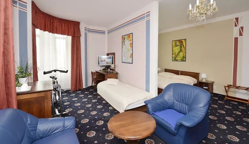 Junior Triple Room, City View, Corner