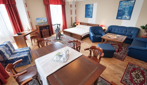 Junior Room, Bathtub, City View (3 Adults)
