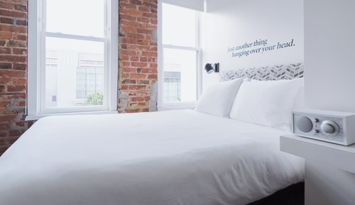 Room, 1 Queen Bed (Hive)