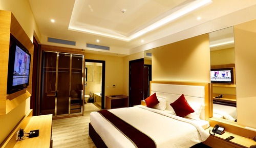 Deluxe Room, 1 King Bed, Private Bathroom, City View